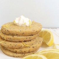 Brezglutenske limonine palačinke s kokosom in makom