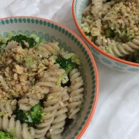 Polnozrnati fusilli z brokolijem in praženimi lešniki
