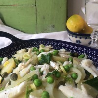 Krompirjeva solata z dušenim koromačem, grahom, pečenimi moli in slanimi kaprami