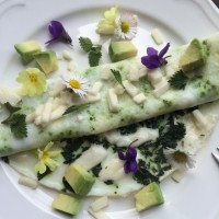 Lahka spomladanska omleta iz beljakov in mladih kopriv