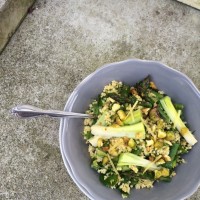 Topla prosena kaša s šparglji, mladim porom in pistacijo