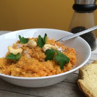 Rdeča leča, kup zdravi(lni)h začimb in kokosovo mleko