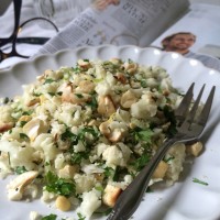 Cvetačni kuskus s praženimi indijskimi oreščki