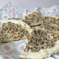 Ploščat kokosov kruh z zeliščnim sezamom