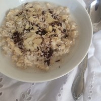 Kokosova ovsena kaša z mandljivimi lističi in temno čokolado