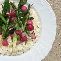 Bela rižota s pečeno pomladansko zelenjavo