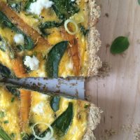 Brezglutenska slana pita (quiche) z mlado zelenjavo in kozjo skuto