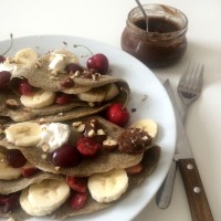 Ajdove palačinke s češnjami in bananami, jogurtom, lešniki in prav posebnim namazom
