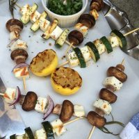 Zelenjavna nabodala s kozjim sirom