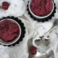 Češnjev sladoled s kokosovim mlekom in koščki temne čokolade