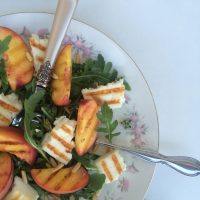 Solatni krožnik s sladkimi breskvami in nežno slanim sirom