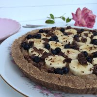 Bananina pita s sladkim karamelom in koščki temne čokolade