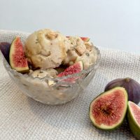 Meden bananino figov sladoled z orehi in kardamomom