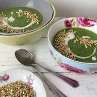 Grahova kremna juha s špinačo, kokosovo smetano in kaljeno ajdovo kašo