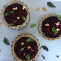 Mini veganske (brezglutenske) pite z rdečo peso, baziliko in orehi