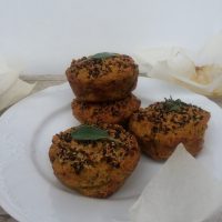 Veganski zeliščni muffini z bučnim pirejem in pisano kvinojo