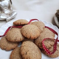 Krhki mandljevi piškotki s kardamomom