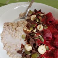 Sladka ajda z malinami, temno čokolado in hrustljavimi lešniki