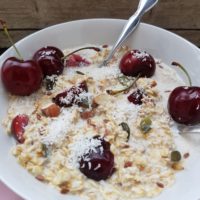 Bircher muesli s češnjami in kardamomom