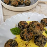 Zelene kroglice s sončnicami v jogurtovi omaki s kurkumo