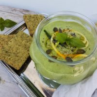 Hladna porovo bučkina juha z baziliko in konopljinimi semeni