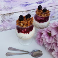 Kosmiči z jogurtom, hitrim robidovim džemom in hrustljavo granolo