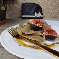 Maslene ajdove palačinke z javorjevim sirupom, svežimi figami, timijanom in solnim cvetom
