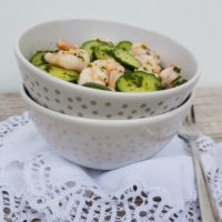 Kumaričina solata z gamberi in metinim prelivom