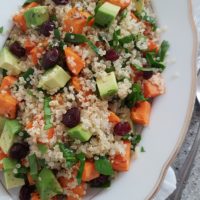 Kvinoja s pečenim sladkim krompirjem, avokadom, špinačo in suhimi brusnicami