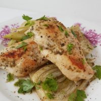 Piščančji fileji s koromačem