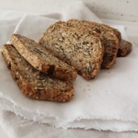 Odličen kruh iz kosmičev, semen, mandljev in čičirikine moke