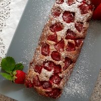 Preprost ajdov kolač z jagodami