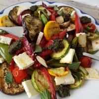 Poletna zelenjava z žara z metinim pestom in pečenim mladim sirom