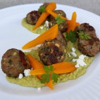 Puranje mesne kroglice s feto