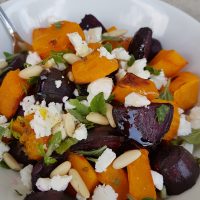 V pečici pečeni buča in pesa s feto, meto in pinjolami