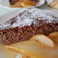 Kostanjev biskvit s karameliziranimi hruškami