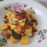 Polenta njoki v masleni omaki z lisičkami in jurčki