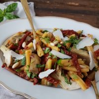 Testenine s suhimi paradižniki, artičokami in kozjim sirom