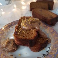 Medeno bučni kolač z rozinami (in mandljevo-kavnim namazom)