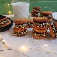 Dvojni pistacijini piškoti s čokoladno kremo