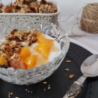 Preprosta pomarančna granola s tahinijem