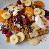 Ajdovi vaflji s sadjem, jogurtom in mandljevim maslom