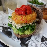 Čičerikini burgerji s sladkim krompirjem in kosmiči