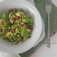 Prosena kaša s čemaževim pestom, avokadom in granatnim jabolkom