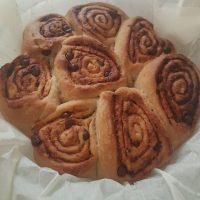 Cimetovi polžki z datljevo pomarančnim nadevom in čokoladnimi koščki