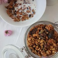 Ajdova granola z brusnicami, bučnicami in sončničnim maslom