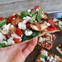 Pica iz riževe moke s papriko, šampinjoni in špinačo