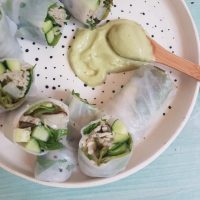 Spomladanski zvitki z rezanci in zeleno zelenjavo