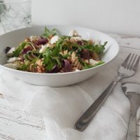 Testenine s pečeno rdečo čebulico, grahom in mladim kozjim sirčkom