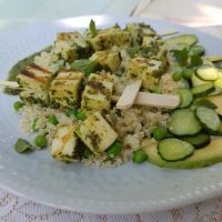 V zeliščnem pestu mariniran sir za žar na kvinojini posteljici z grahom in kumaričino avokadovo solatko